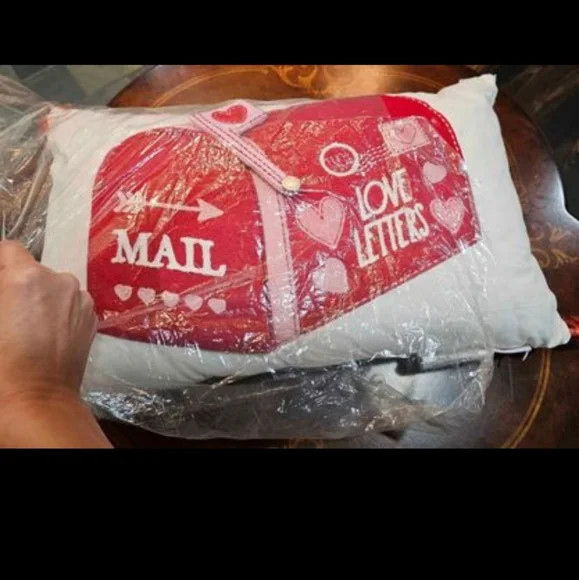 NWT's Designer Isaac Mizrahi Sweetheart Mailbox PillowTassels- 14”x22” - Picture 2 of 4